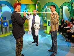 Experimentator Theo Schmitz mit Gsten beim Experiment; Rechte: WDR-Fernsehen 2003