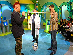 Experimentator Theo Schmitz mit Gsten beim Experiment; Rechte: WDR-Fernsehen 2003